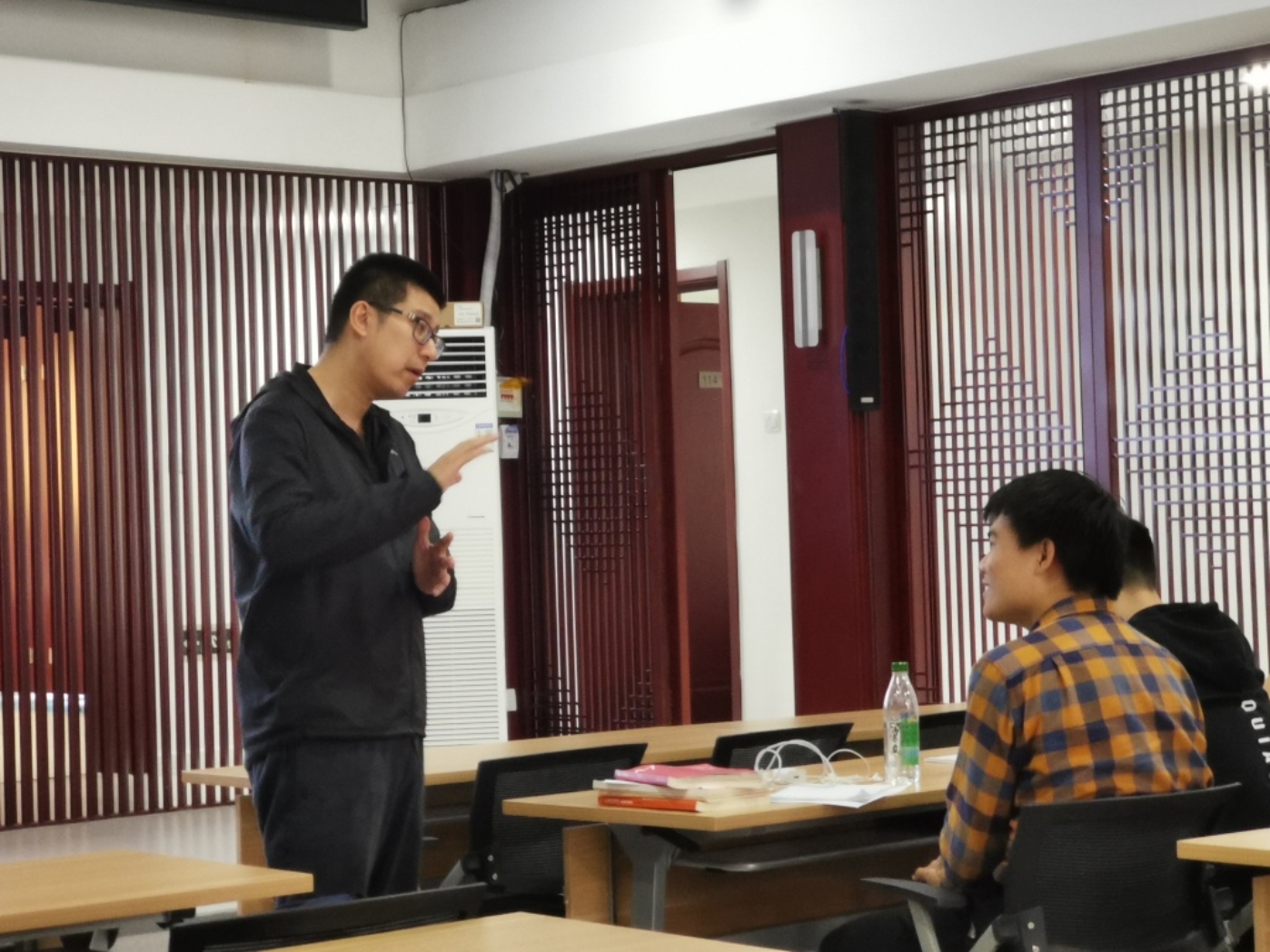 D:\体育商学院\科研讲座\实验经济学讲座照片\134537122.jpg